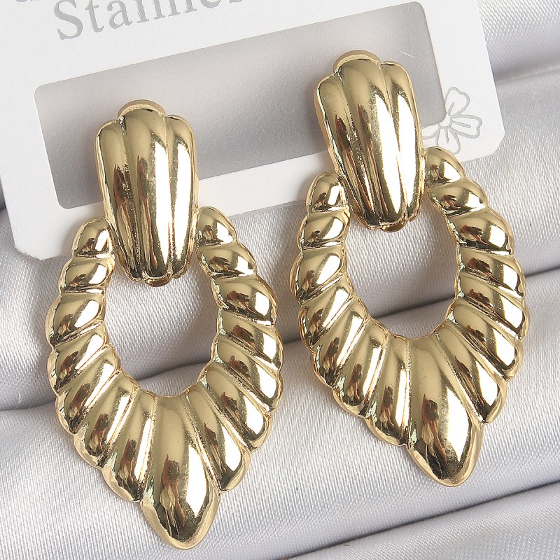 316 Çelik Gold Renk İşlemeli Motiif Model Kadın Küpe