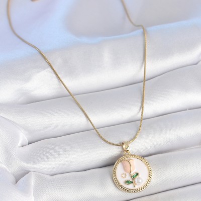 316L Çelik Gold Renk Beyaz Mineli İncili Çiçek İşlemeli Portre Model Kadın Kolye