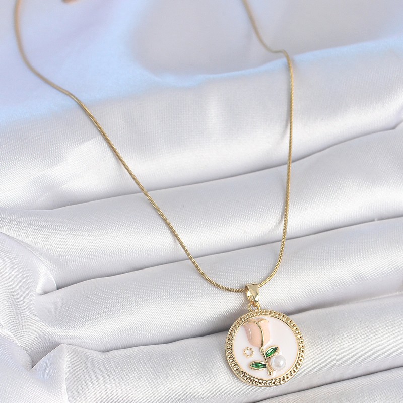 316L Çelik Gold Renk Beyaz Mineli İncili Çiçek İşlemeli Portre Model Kadın Kolye