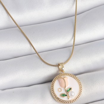 316L Çelik Gold Renk Beyaz Mineli İncili Çiçek İşlemeli Portre Model Kadın Kolye