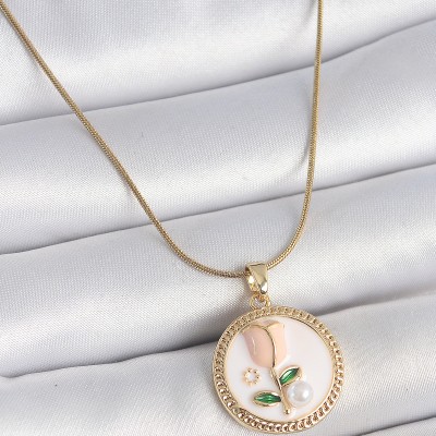 316L Çelik Gold Renk Beyaz Mineli İncili Çiçek İşlemeli Portre Model Kadın Kolye