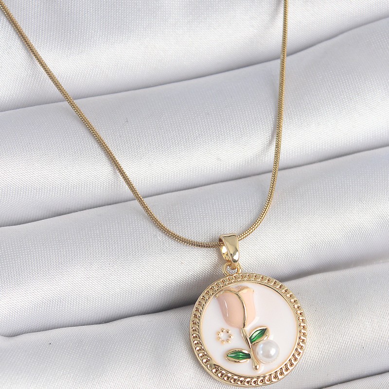 316L Çelik Gold Renk Beyaz Mineli İncili Çiçek İşlemeli Portre Model Kadın Kolye