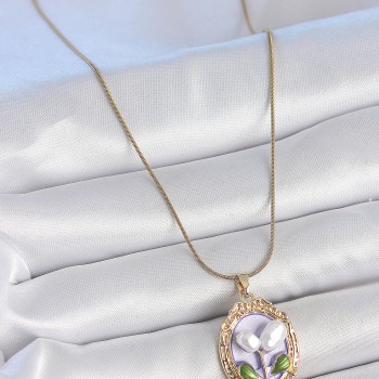 316L Çelik Gold Renk Mor İncili Çiçek İşlemeli Portre Model Kadın Kolye