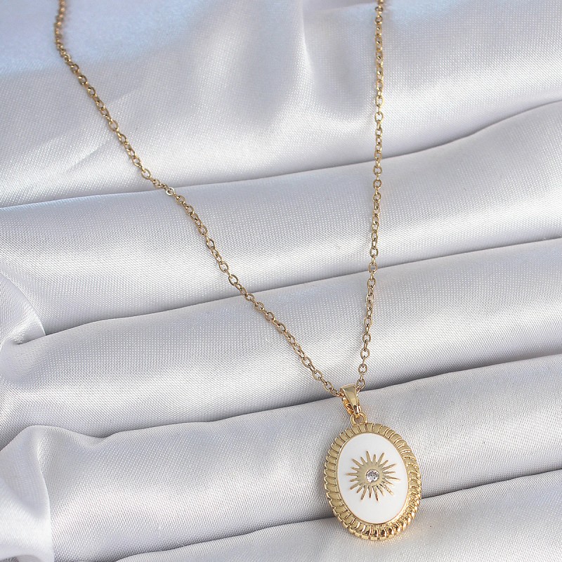 316L Çelik Gold Renk Zincir Beyaz Mineli Güneş İşlemeli Zirkon Taş Detaylı Madalyon Model Kadın Kolye