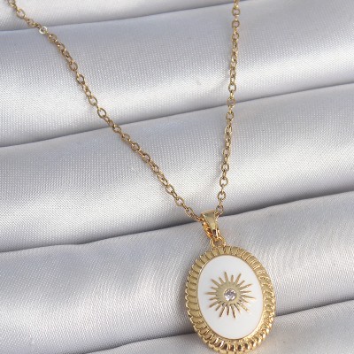 316L Çelik Gold Renk Zincir Beyaz Mineli Güneş İşlemeli Zirkon Taş Detaylı Madalyon Model Kadın Kolye