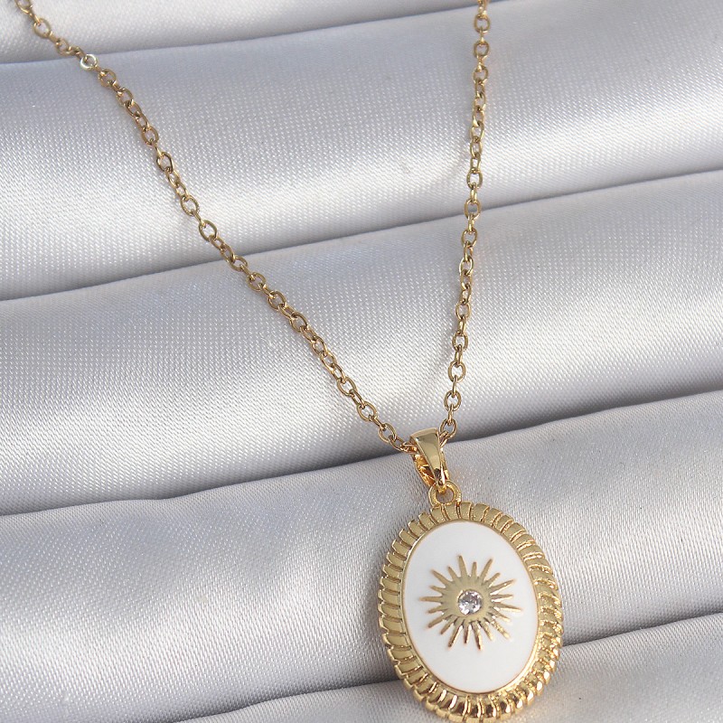 316L Çelik Gold Renk Zincir Beyaz Mineli Güneş İşlemeli Zirkon Taş Detaylı Madalyon Model Kadın Kolye