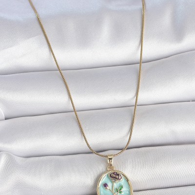 316L Çelik Gold Renk Zincir Mavi Çiçek İşlemeli İnci Detay Portre Model Kadın Kolye