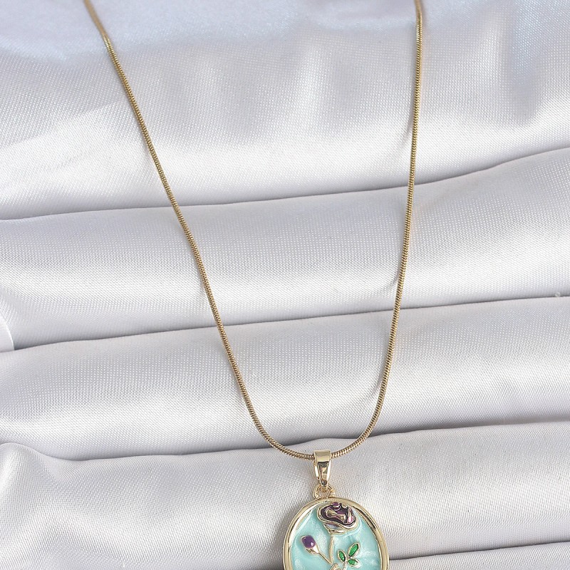 316L Çelik Gold Renk Zincir Mavi Çiçek İşlemeli İnci Detay Portre Model Kadın Kolye