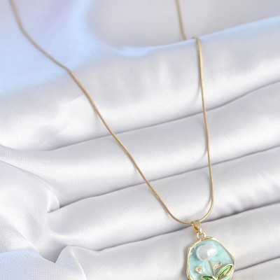 316L Çelik Gold Renk Zincir Mavi Çiçek İşlemeli İnci Portre Model Kadın Kolye