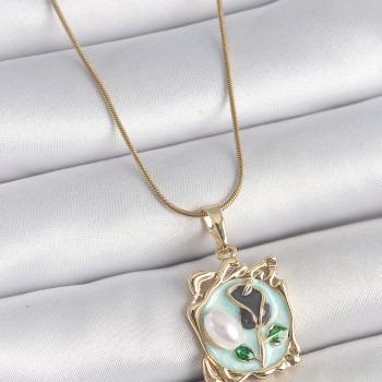 316L Çelik Gold Renk Zincir Mavi Mineli Çiçek İşlemeli İnci Detay Portre Model Kadın Kolye