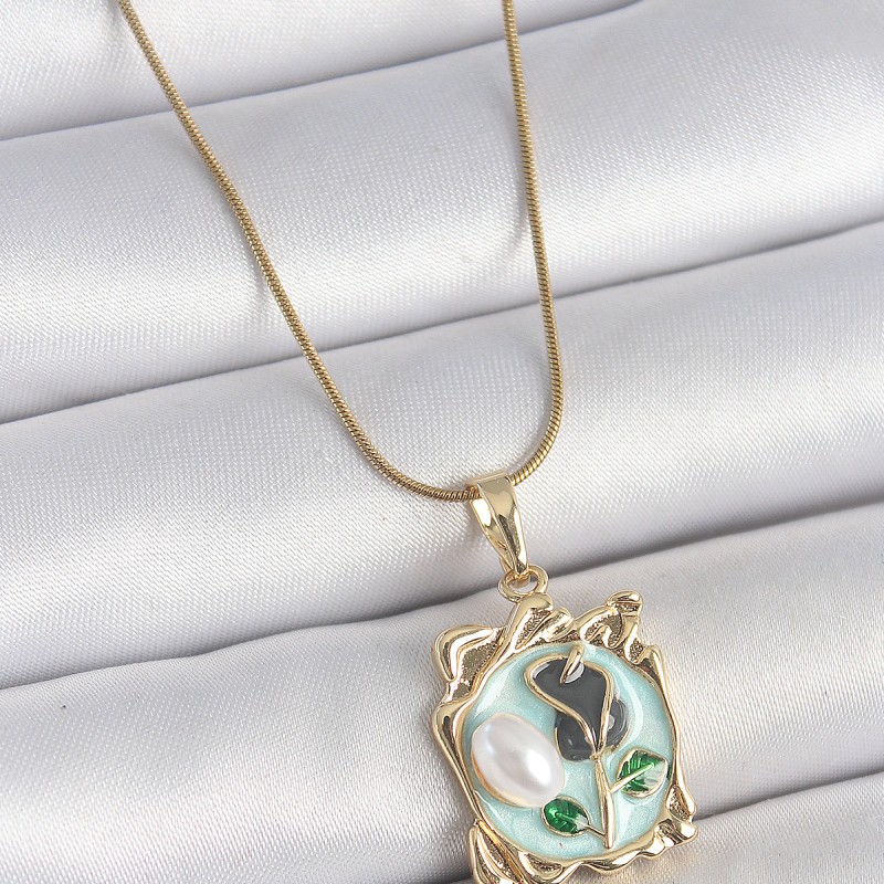 316L Çelik Gold Renk Zincir Mavi Mineli Çiçek İşlemeli İnci Detay Portre Model Kadın Kolye