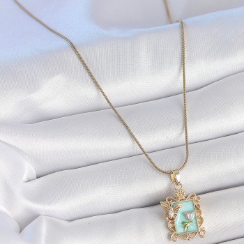 316L Çelik Gold Renk Zincir Mavi Mineli Çiçek İşlemeli Zirkon Taşlı Kelebek Detay Portre Model Kadın Kolye