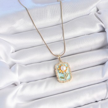 316L Çelik Gold Renk Zincir Mavi Mineli İncili Papatya İşlemeli Portre Model Kadın Kolye