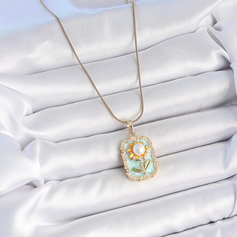 316L Çelik Gold Renk Zincir Mavi Mineli İncili Papatya İşlemeli Portre Model Kadın Kolye