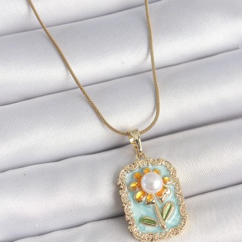 316L Çelik Gold Renk Zincir Mavi Mineli İncili Papatya İşlemeli Portre Model Kadın Kolye