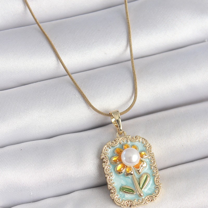 316L Çelik Gold Renk Zincir Mavi Mineli İncili Papatya İşlemeli Portre Model Kadın Kolye