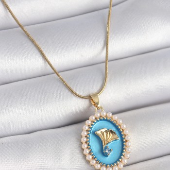 316L Çelik Gold Renk Zincir Mavi Mineli İncili Zirkon Taşlı Çiçek İşlemeli Portre Model Kadın Kolye