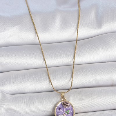 316L Çelik Gold Renk Zincir Mor Çiçek İşlemeli İnci Detay Portre Model Kadın Kolye