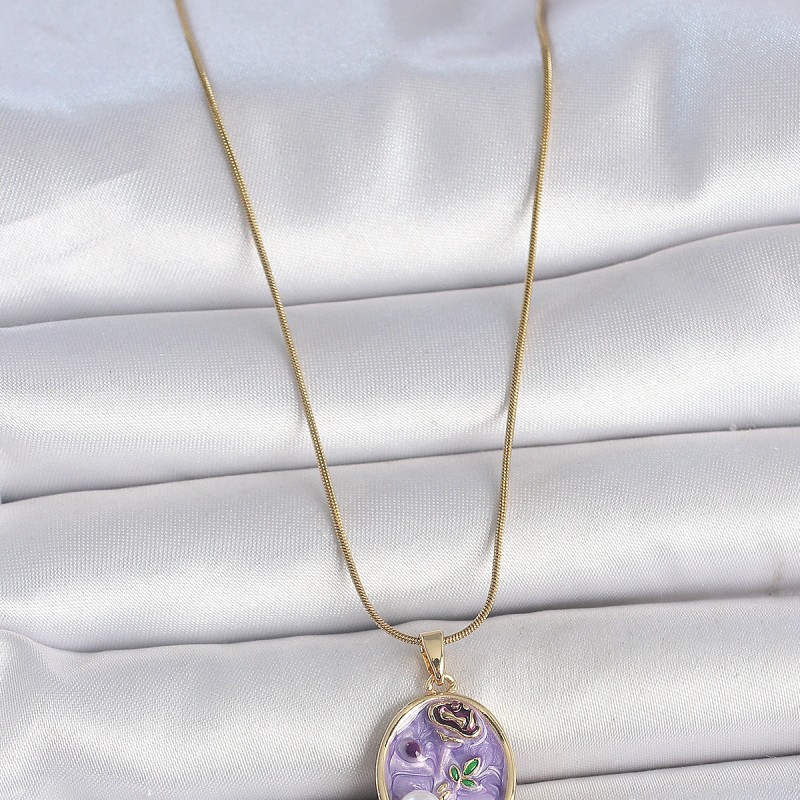 316L Çelik Gold Renk Zincir Mor Çiçek İşlemeli İnci Detay Portre Model Kadın Kolye
