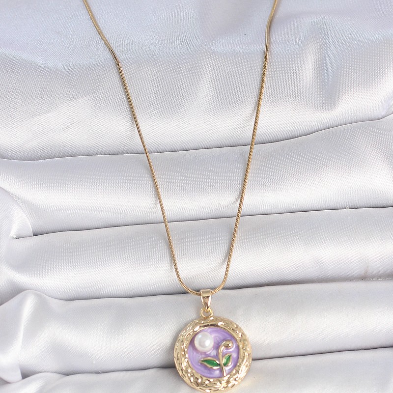 316L Çelik Gold Renk Zincir Mor Çiçek İşlemeli İnci Detay Potre Model Kadın Kolye