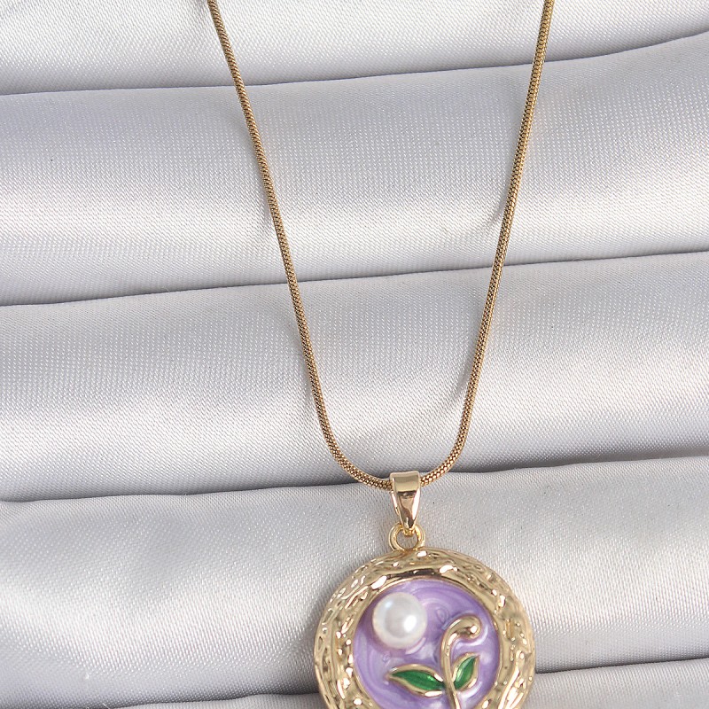 316L Çelik Gold Renk Zincir Mor Çiçek İşlemeli İnci Detay Potre Model Kadın Kolye