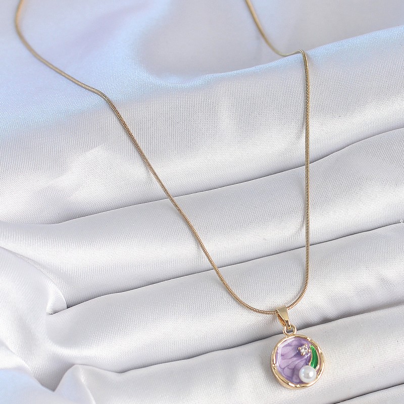 316L Çelik Gold Renk Zincir Mor Çiçek İşlemeli Zirkon Taş İnci Detaylı Minimal Portre Model Kadın Kolye