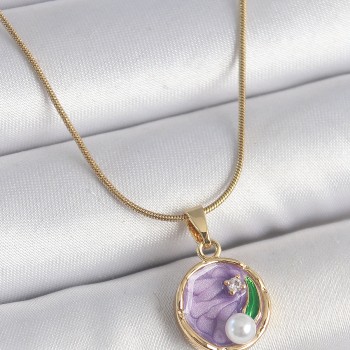316L Çelik Gold Renk Zincir Mor Çiçek İşlemeli Zirkon Taş İnci Detaylı Minimal Portre Model Kadın Kolye