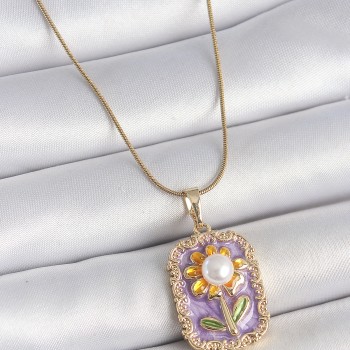 316L Çelik Gold Renk Zincir Mor Mineli İncili Papatya İşlemeli Portre Model Kadın Kolye