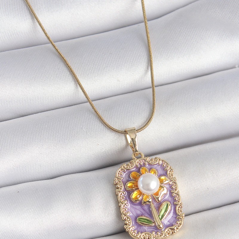 316L Çelik Gold Renk Zincir Mor Mineli İncili Papatya İşlemeli Portre Model Kadın Kolye