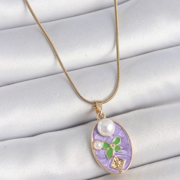 316L Çelik Gold Renk Zincir Mor Mineli Oval İncili Çiçek İşlemeli Portre Model Kadın Kolye
