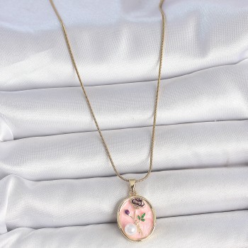 316L Çelik Gold Renk Zincir Pembe Çiçek İşlemeli inci Detay Portre Model Kadın Kolye