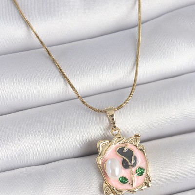 316L Çelik Gold Renk Zincir Pembe Mineli Çiçek İşlemli İnci Detay Portre Model Kadın Kolye