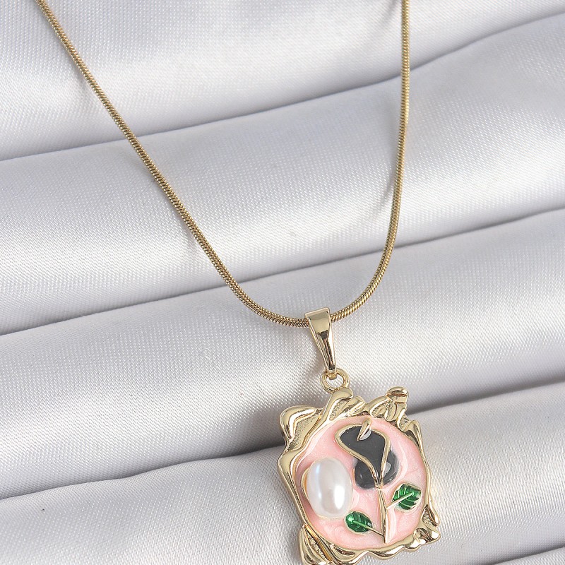 316L Çelik Gold Renk Zincir Pembe Mineli Çiçek İşlemli İnci Detay Portre Model Kadın Kolye