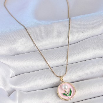 316L Çelik Gold Renk Zincir Pembe Mineli İncili Çiçek İşlemeli Portre Model Kadın Kolye