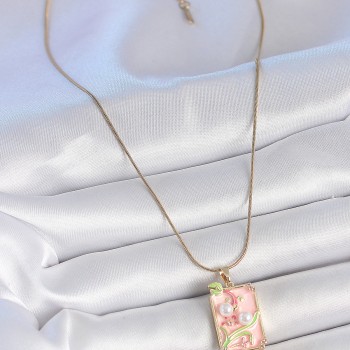 316L Çelik Gold Renk Zincir Pembe Mineli İncli Çiçek İşlemeli Portre Model Kadın Kolye