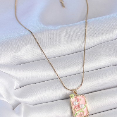 316L Çelik Gold Renk Zincir Pembe Mineli İncli Çiçek İşlemeli Portre Model Kadın Kolye