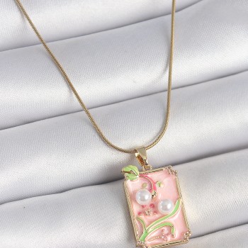 316L Çelik Gold Renk Zincir Pembe Mineli İncli Çiçek İşlemeli Portre Model Kadın Kolye