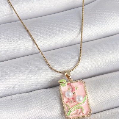 316L Çelik Gold Renk Zincir Pembe Mineli İncli Çiçek İşlemeli Portre Model Kadın Kolye