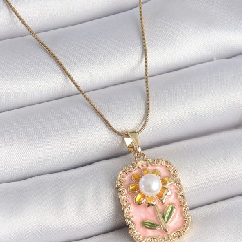 316L Çelik Gold Renk Zincir Pembe Mineli İncli Papatya Model Portre Kadın Kolye