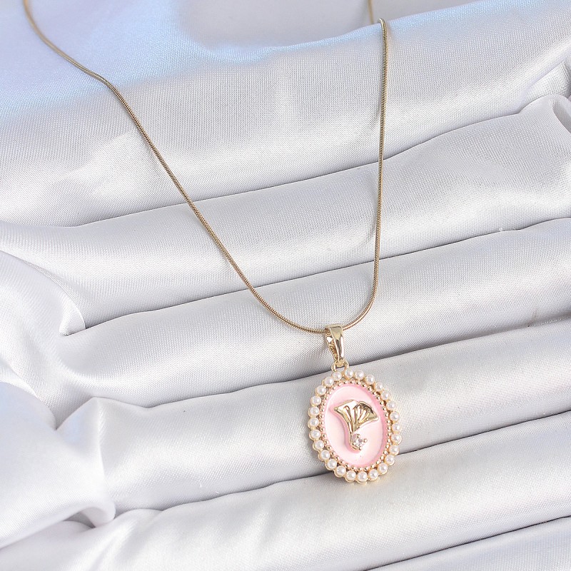 316L Çelik Gold Renk Zincir Pembe Mineli İncli Zirkon Taşlı Çiçek İşlemeli Portre Model Kadın Kolye