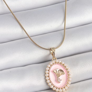 316L Çelik Gold Renk Zincir Pembe Mineli İncli Zirkon Taşlı Çiçek İşlemeli Portre Model Kadın Kolye