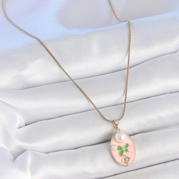316L Çelik Gold Renk Zincir Pembe Mineli Oval İncili Çiçek İşlemeli Portre Model Kadın Kolye