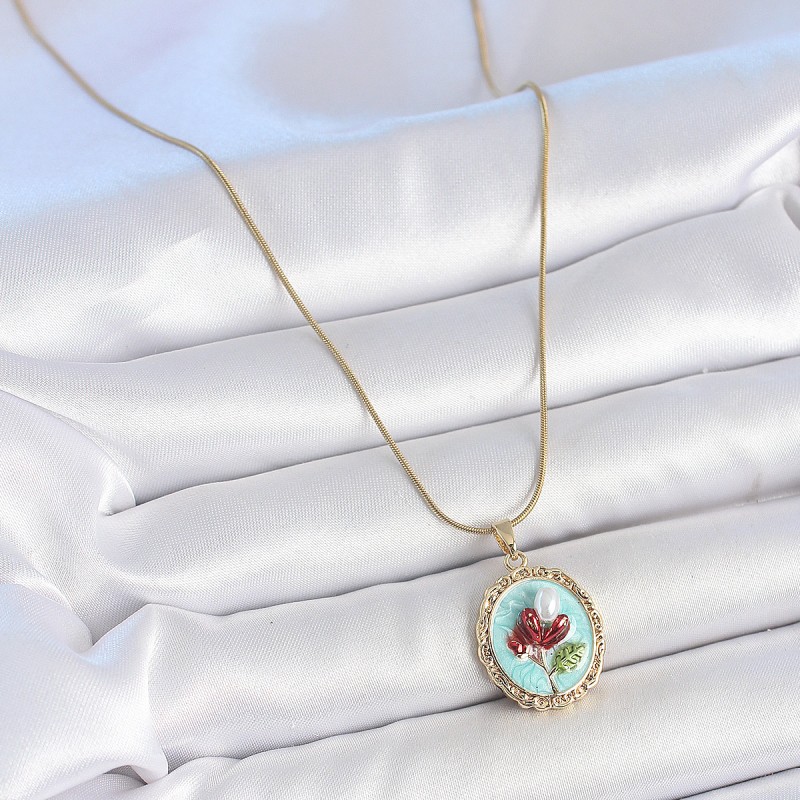 316L Çelik Gold Renk Zincir Turkuaz Mineli İncili Çiçek İşlemeli Portre Model Kadın Kolye