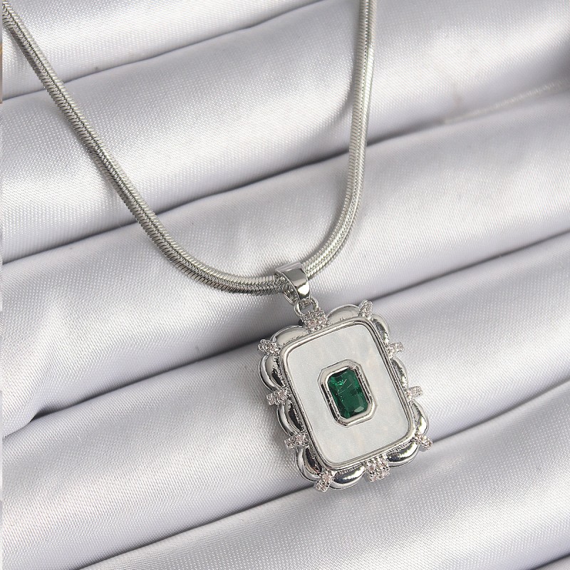 316L Çelik Gümüş Renk İtalyan Zincir Beyaz Sedefli Kare Portre Model Zümrüt Taş Detay Kadın Kolye