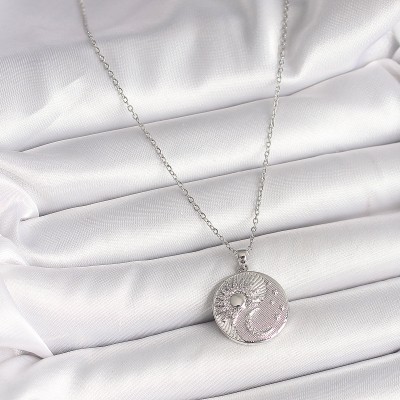 316L Çelik Gümüş Renk Zincir Zirkon Taşlı Ay Güneş İşlemeli Madalyon Model Kadın Kolye