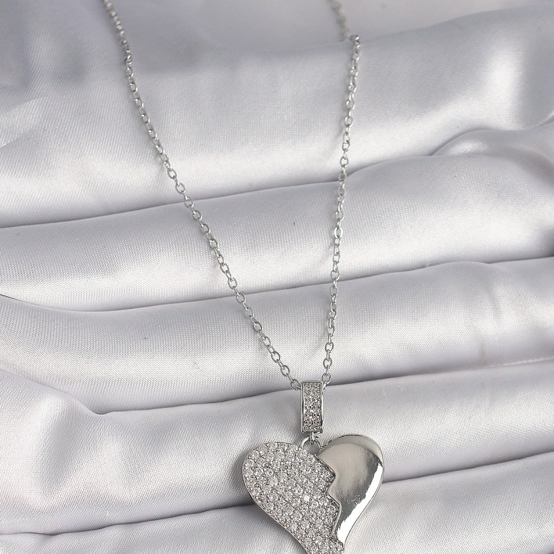 316L Çelik Gümüş Renk Zincir Zirkon Taşlı Kırık Kalp Model Kadın Kolye