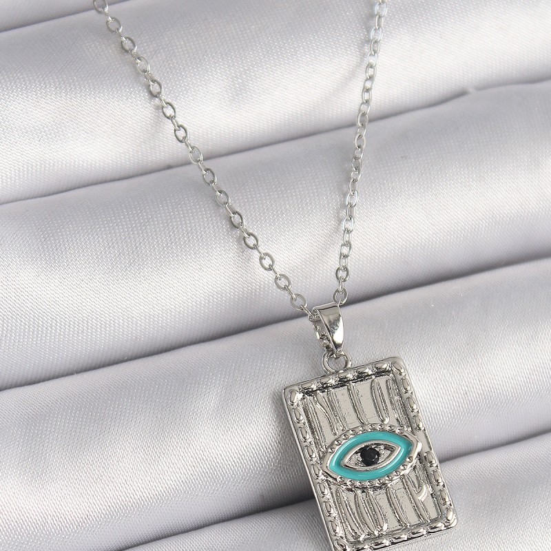 316L Çelik Gümüş Renk Zirkon Taşlı Göz İşleme Detaylı Plaka Model Kadın Küpe