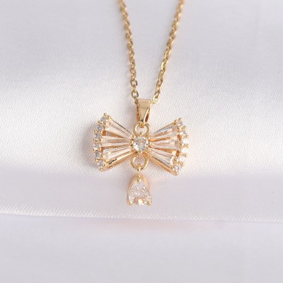 316L Çelik Zincir Altın Renk Zirkon Taşlı Kalp Detay Fiyonk Kolye