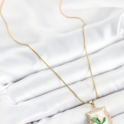 316L Çelik Zincir Beyaz Sanatsal Portre Sallantılı İnci Detaylı Lale Model Gold Renk Kadın Kolye