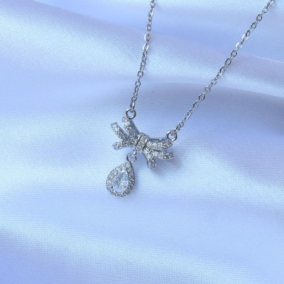 316L Çelik Zincirli Gümüş Renk Zirkon Taşlı Damla Detay Fiyonk Model Kolye